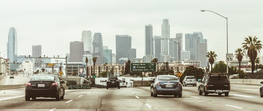 highway, cars, traffic-2679490.jpg